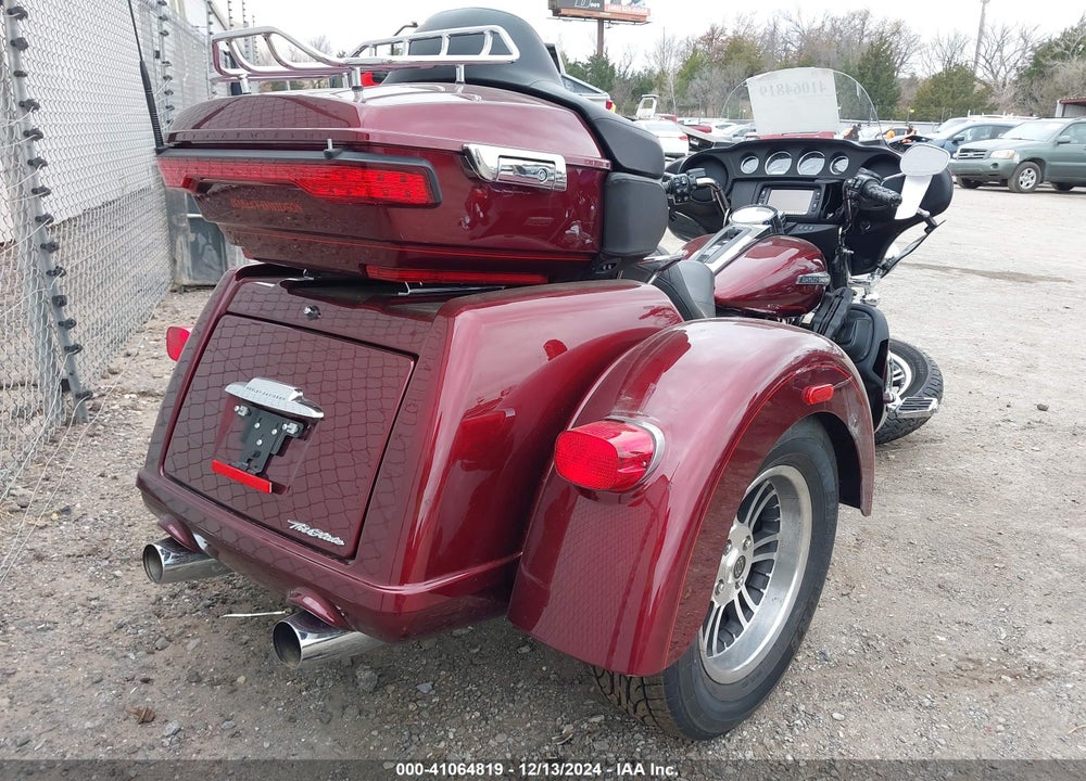 2015 HARLEY-DAVIDSON FLHTCUTG TRI GLIDE ULTRA VIN: 1HD1MAL10FB858311