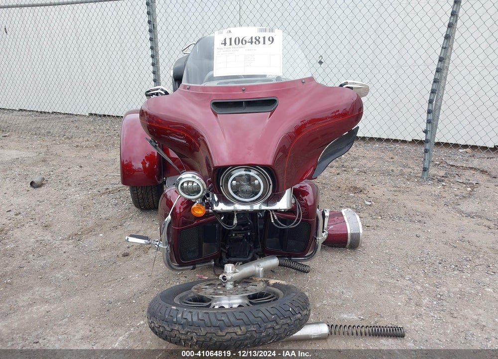 2015 HARLEY-DAVIDSON FLHTCUTG TRI GLIDE ULTRA VIN: 1HD1MAL10FB858311