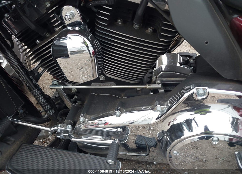 2015 HARLEY-DAVIDSON FLHTCUTG TRI GLIDE ULTRA VIN: 1HD1MAL10FB858311