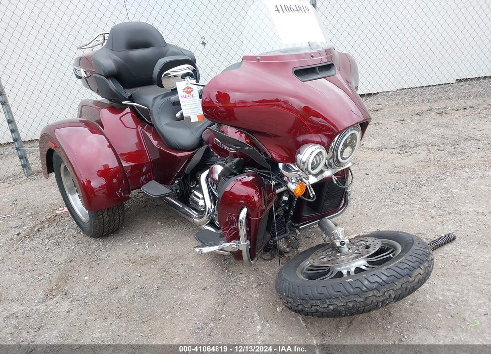2015 HARLEY-DAVIDSON FLHTCUTG TRI GLIDE ULTRA VIN: 1HD1MAL10FB858311