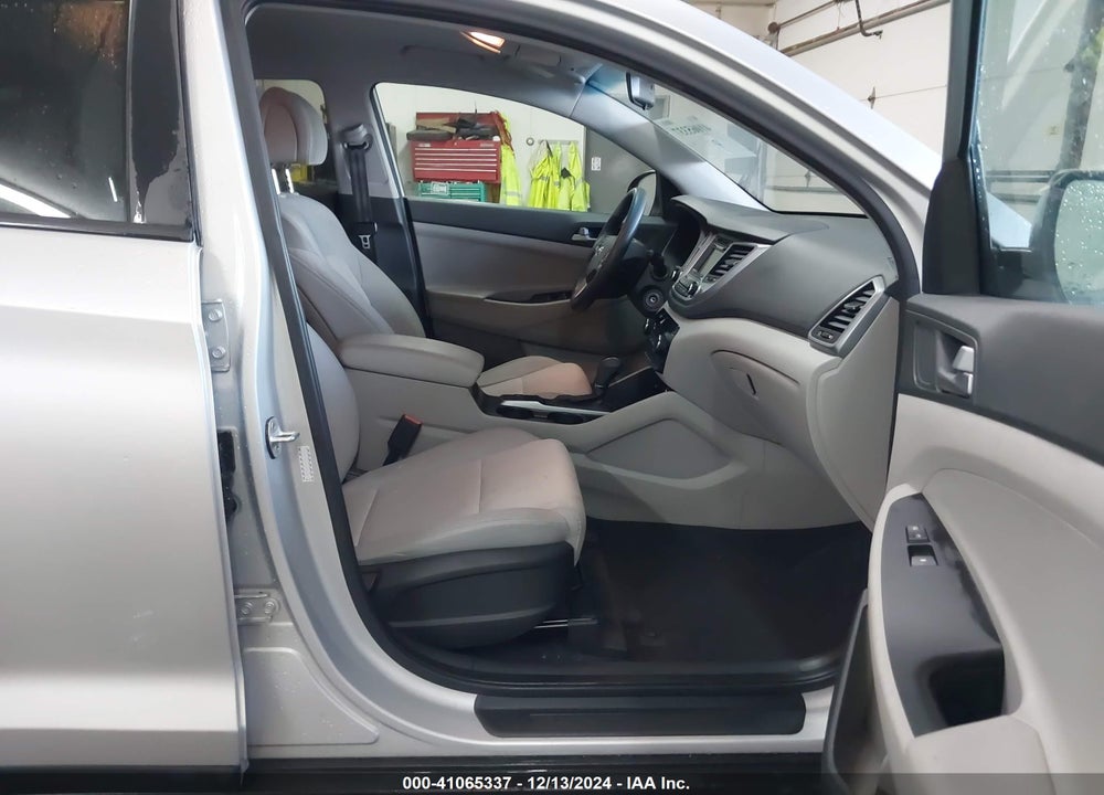 2017 HYUNDAI TUCSON SE VIN: KM8J23A44HU339359