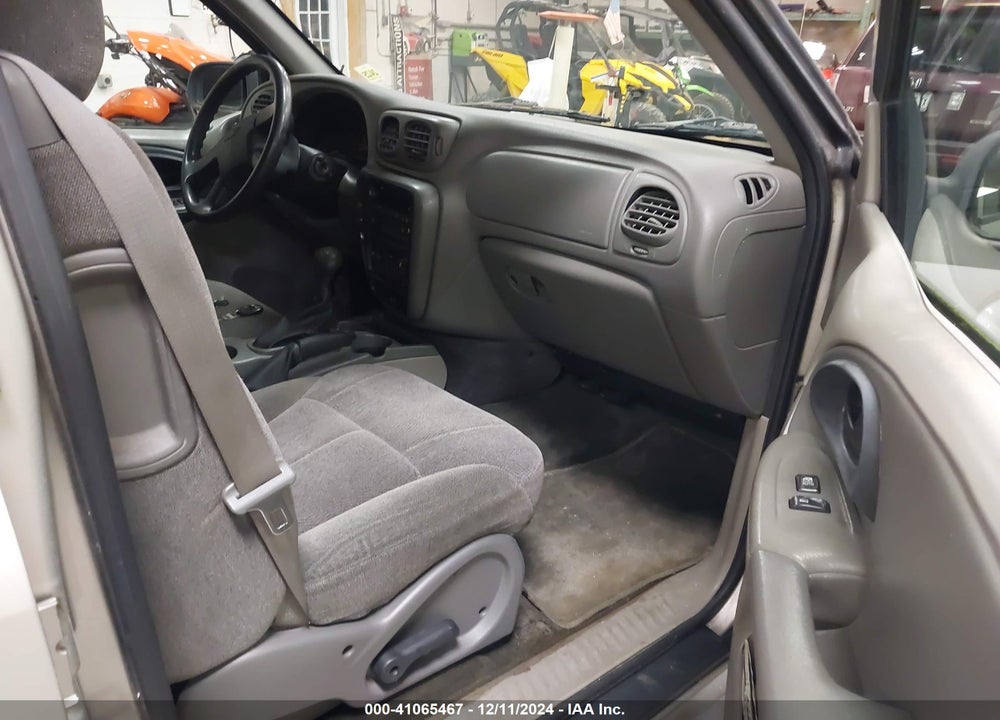 2004 CHEVROLET TRAILBLAZER LS VIN: 1GNDT13S242105264