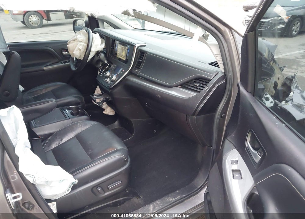 2017 TOYOTA SIENNA SE 8 PASSENGER VIN: 5TDXZ3DC2HS887099