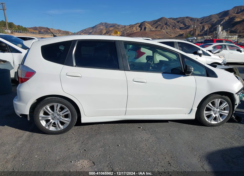 2011 HONDA FIT SPORT VIN: JHMGE8H51BC017209