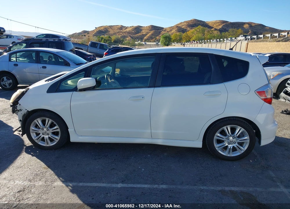 2011 HONDA FIT SPORT VIN: JHMGE8H51BC017209