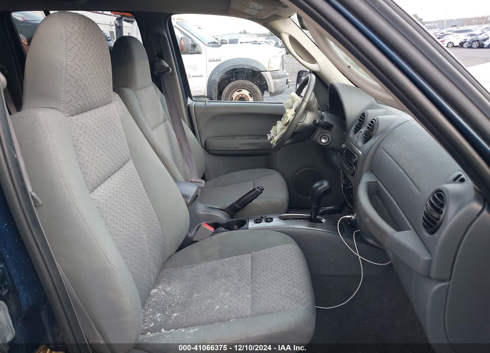 2005 JEEP LIBERTY VIN: 1J4GL38K75W682645