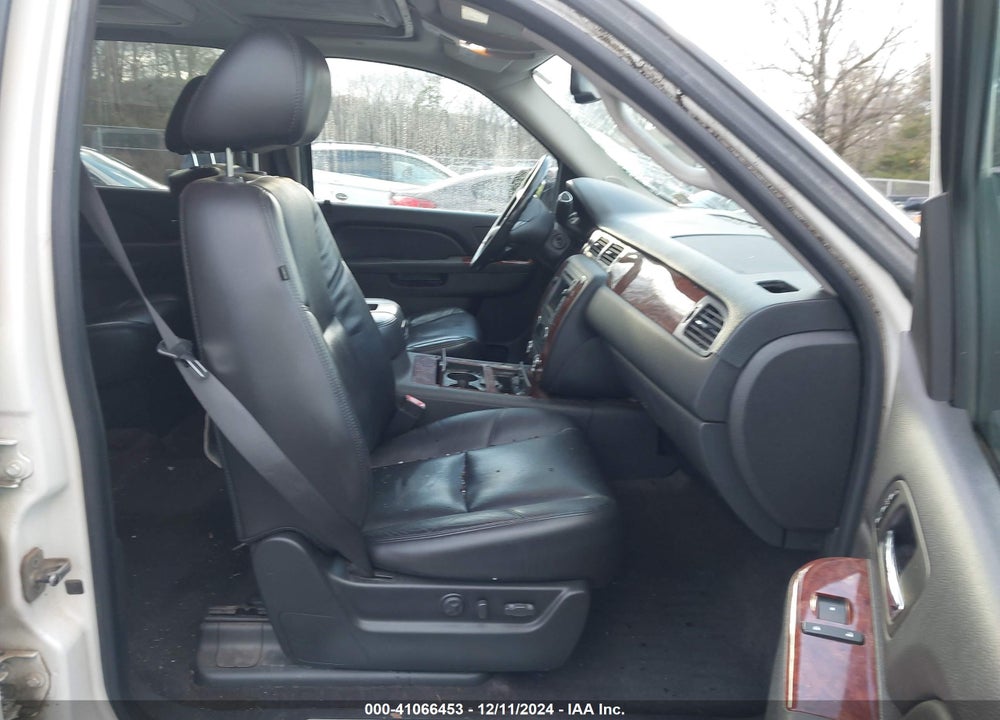 2010 CHEVROLET TAHOE LTZ VIN: 1GNUKCE02AR288260
