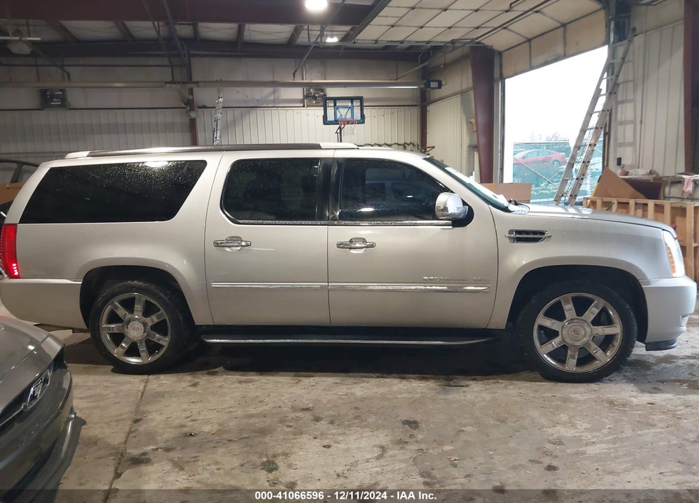 2011 CADILLAC ESCALADE ESV LUXURY VIN: 1GYS4HEF6BR386392