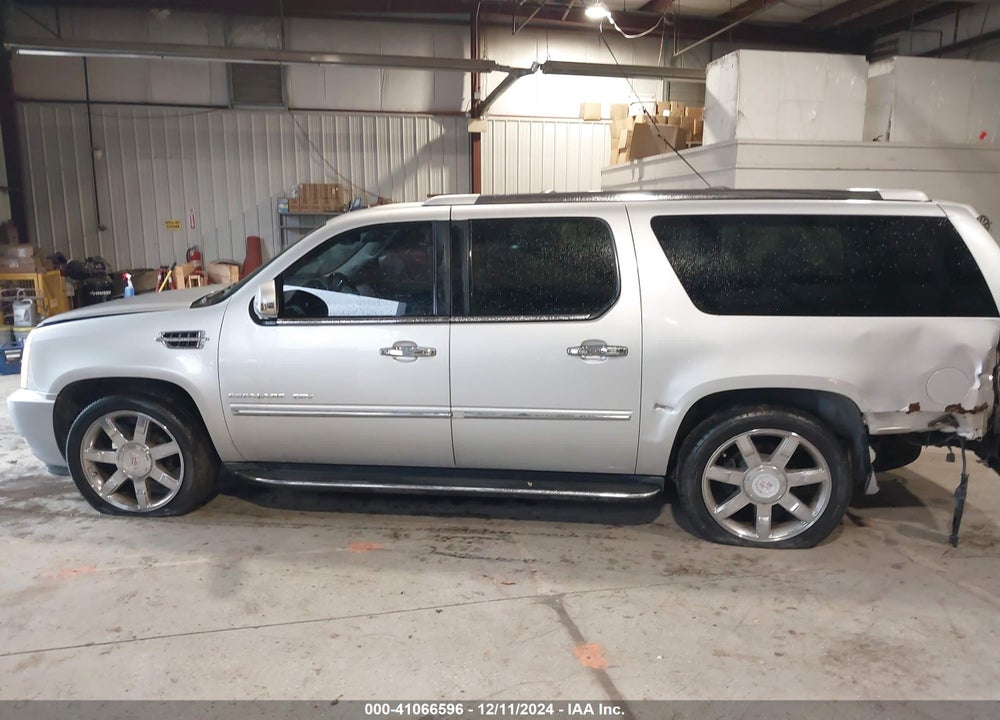 2011 CADILLAC ESCALADE ESV LUXURY VIN: 1GYS4HEF6BR386392