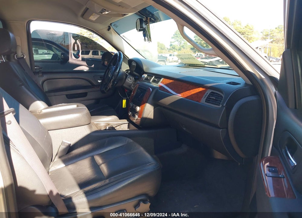 2011 CHEVROLET TAHOE LS VIN: 1GNSCAE04BR321138