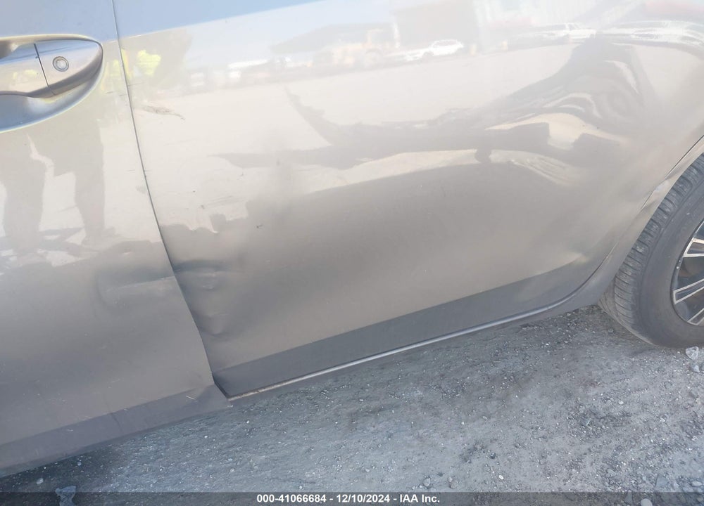 2018 TOYOTA COROLLA LE VIN: 5YFBURHE6JP829356
