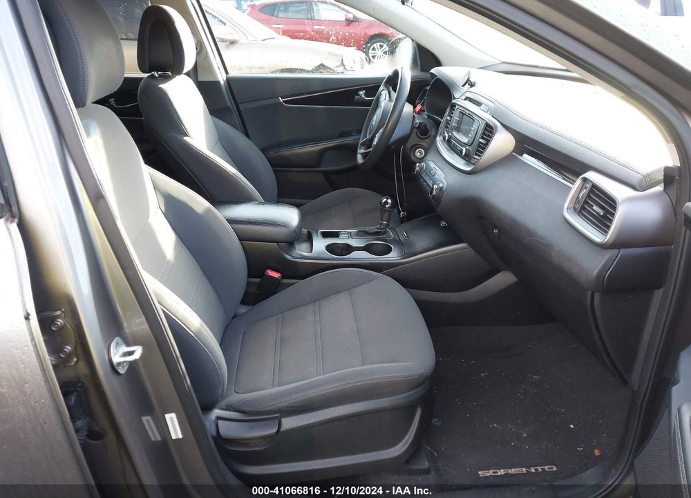2016 KIA SORENTO 3.3L LX VIN: 5XYPG4A54GG027377