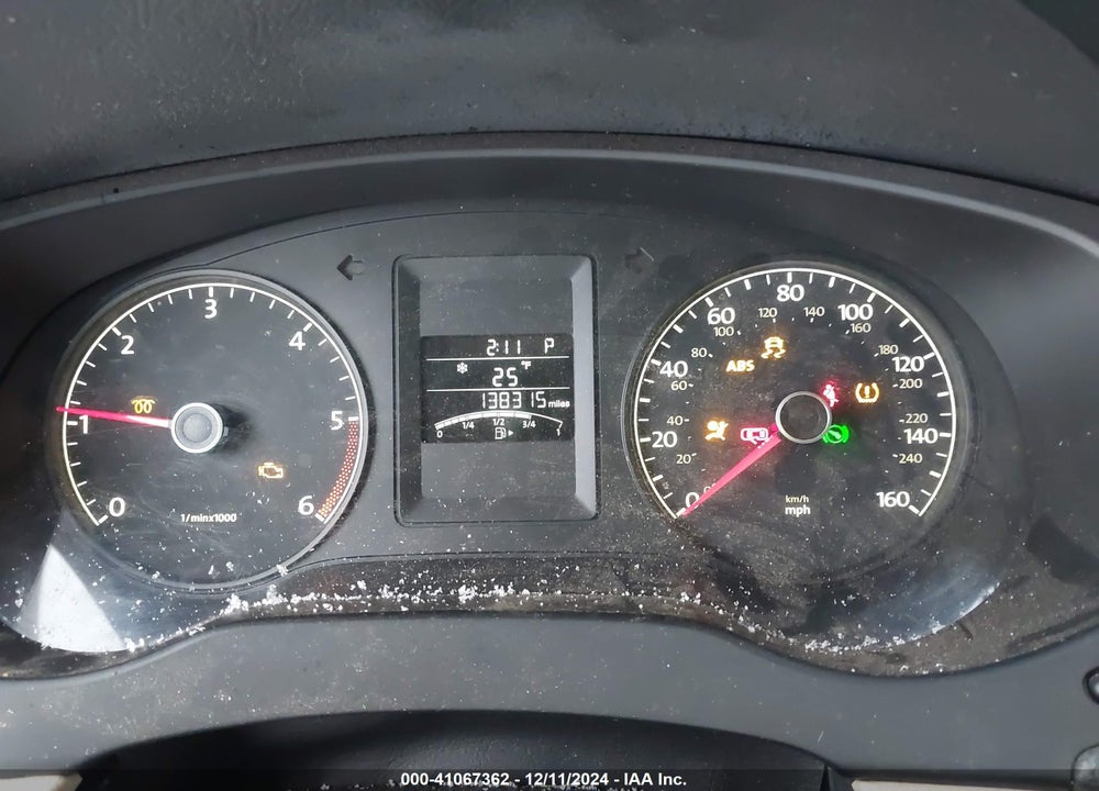 2011 VOLKSWAGEN JETTA 2.0L TDI LE VIN: 3VWLL7AJ6BM079675