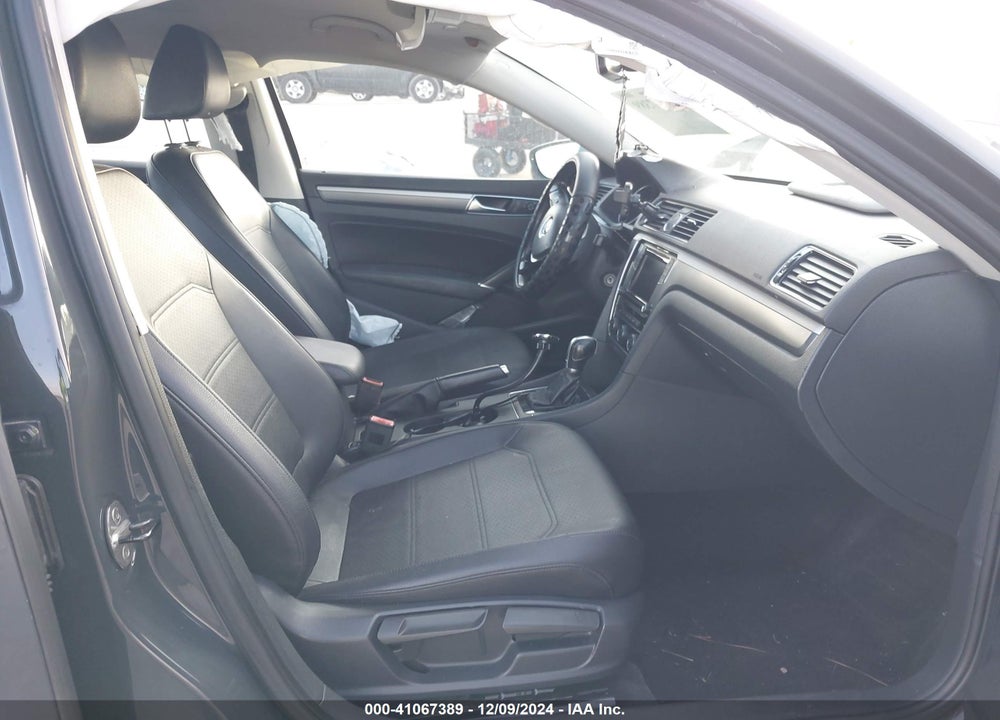 2017 VOLKSWAGEN PASSAT VIN: 1VWDT7A36HC043386
