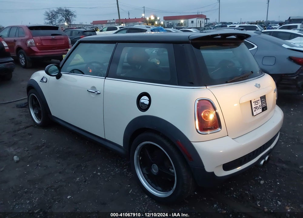 2007 MINI COOPER S VIN: WMWMF73557TL92074