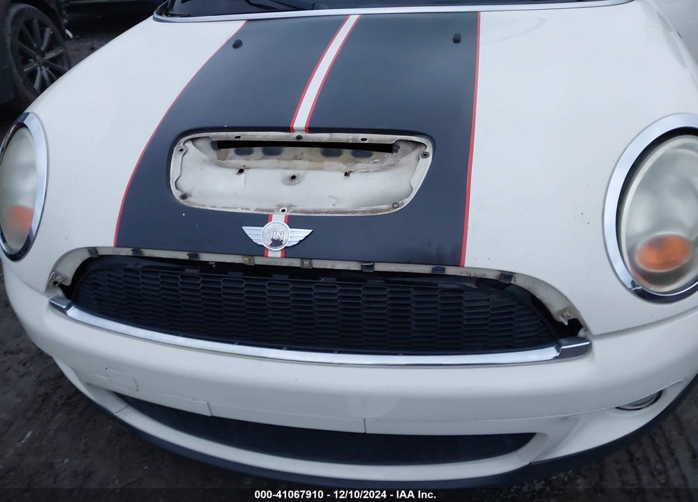 2007 MINI COOPER S VIN: WMWMF73557TL92074