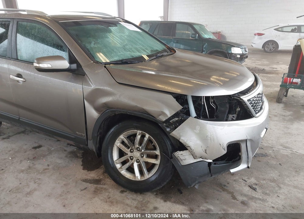 2014 KIA SORENTO LX V6 VIN: 5XYKTDA75EG462364