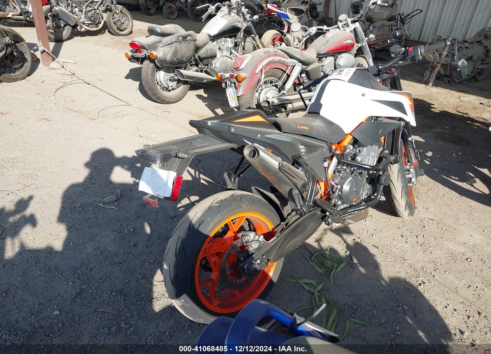2021 KTM 890 DUKE R VIN: VBKTU9408MM806049