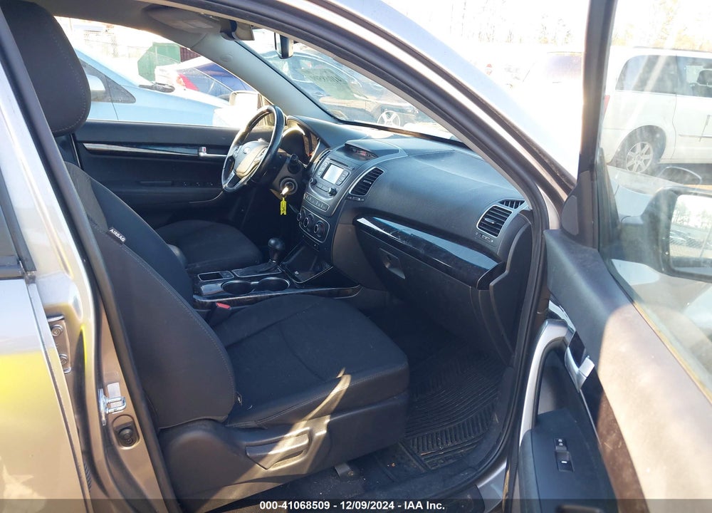 2014 KIA SORENTO LX VIN: 5XYKT4A63EG509138