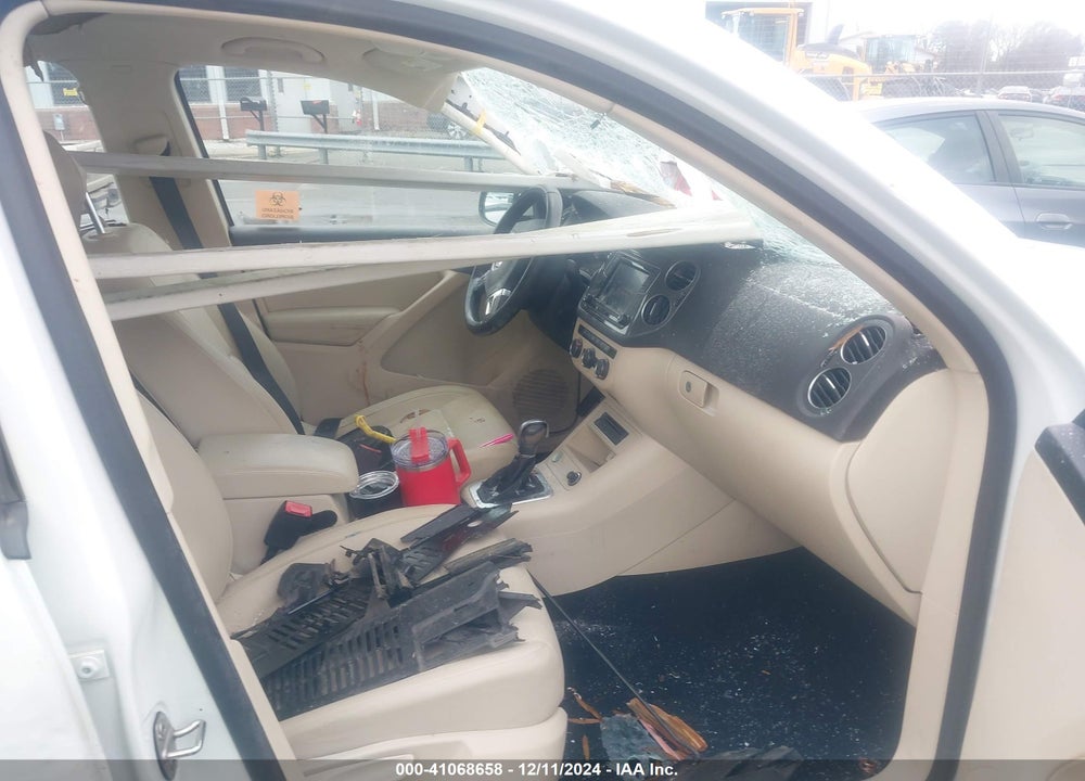 2017 VOLKSWAGEN TIGUAN VIN: WVGAV7AX0HK026748