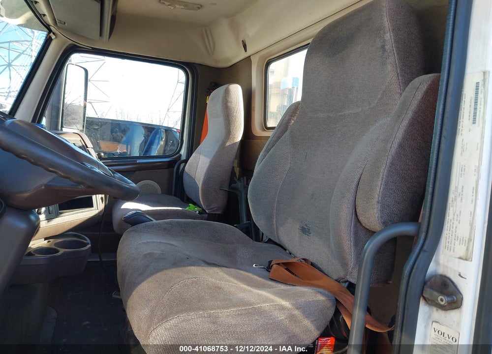 2013 VOLVO VN VNL VIN: 4V4N39EG7DN142415