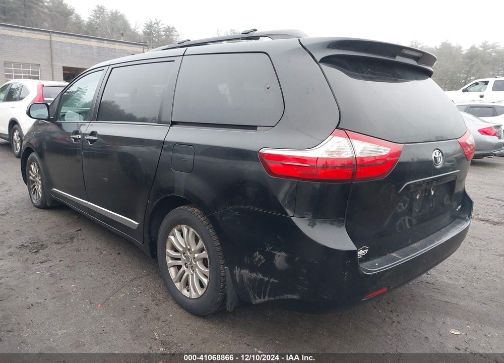 2017 TOYOTA SIENNA XLE 8 PASSENGER VIN: 5TDYZ3DC4HS882426