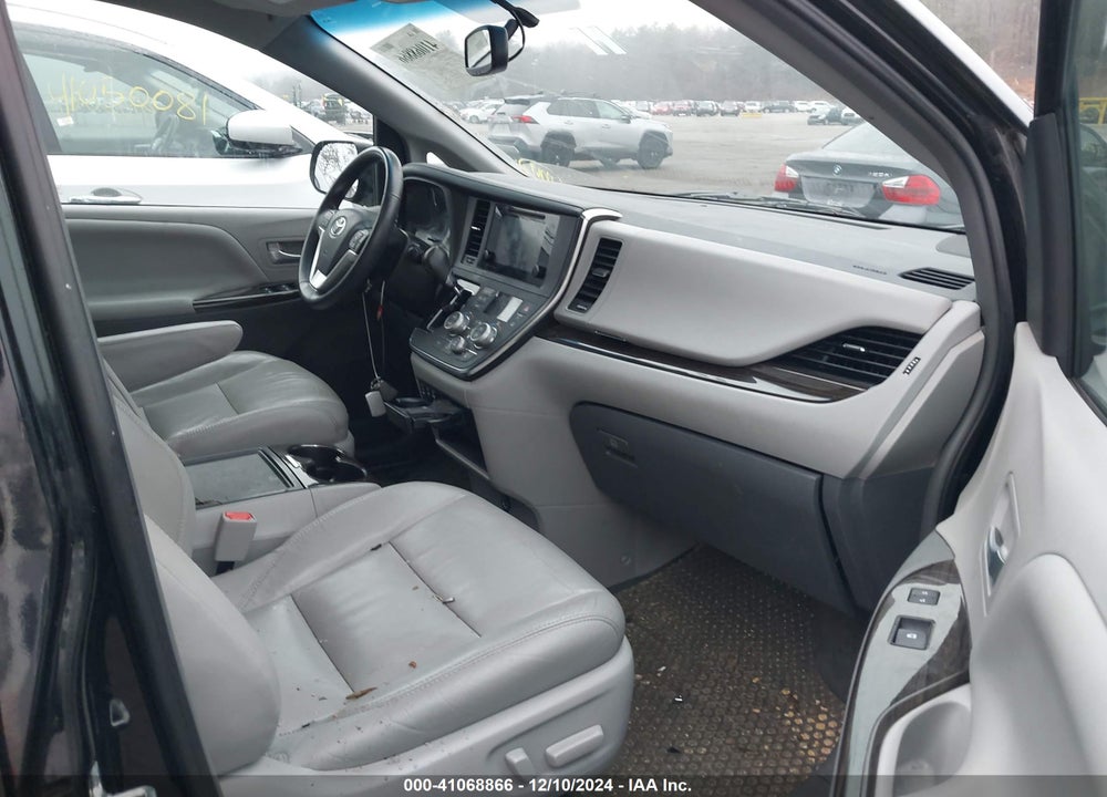 2017 TOYOTA SIENNA XLE 8 PASSENGER VIN: 5TDYZ3DC4HS882426