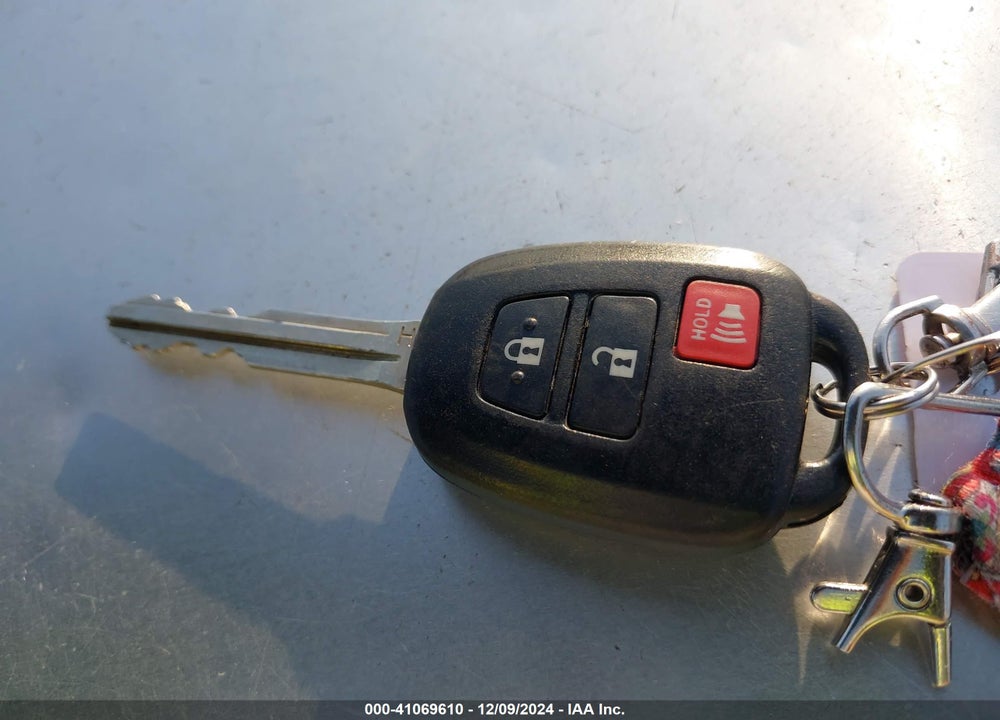 2017 TOYOTA RAV4 XLE VIN: 2T3WFREV3HW382405