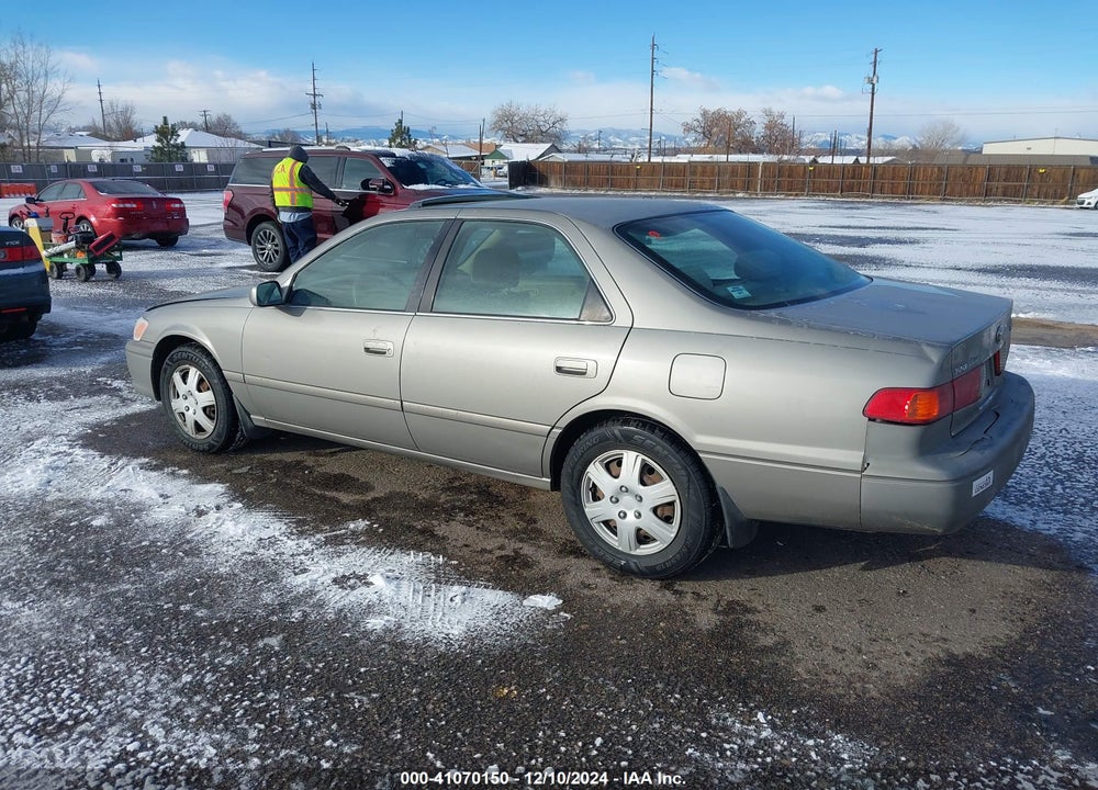 2000 TOYOTA CAMRY LE VIN: JT2BG28K5Y0527929