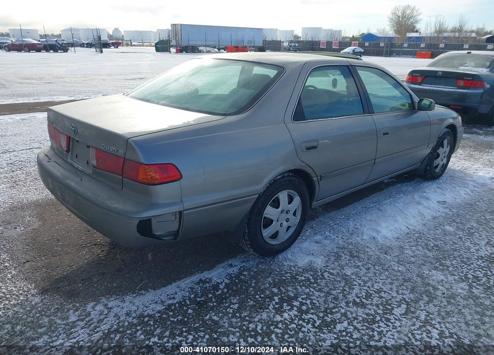 2000 TOYOTA CAMRY LE VIN: JT2BG28K5Y0527929