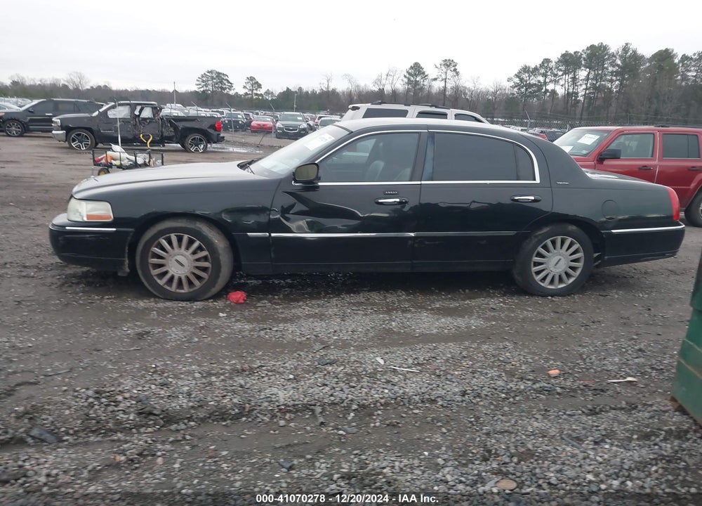 2004 LINCOLN TOWN CAR SIGNATURE VIN: 1LNHM81W14Y686738