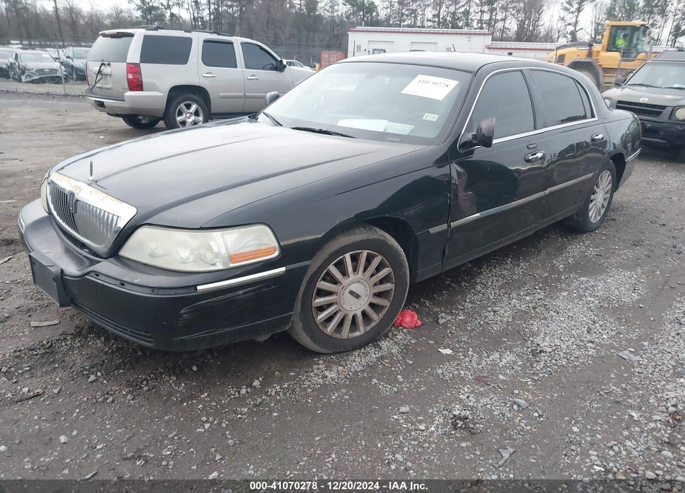 2004 LINCOLN TOWN CAR SIGNATURE VIN: 1LNHM81W14Y686738