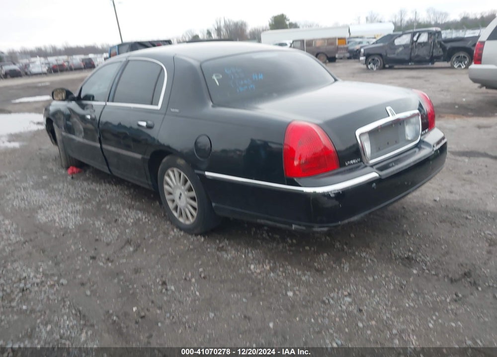 2004 LINCOLN TOWN CAR SIGNATURE VIN: 1LNHM81W14Y686738