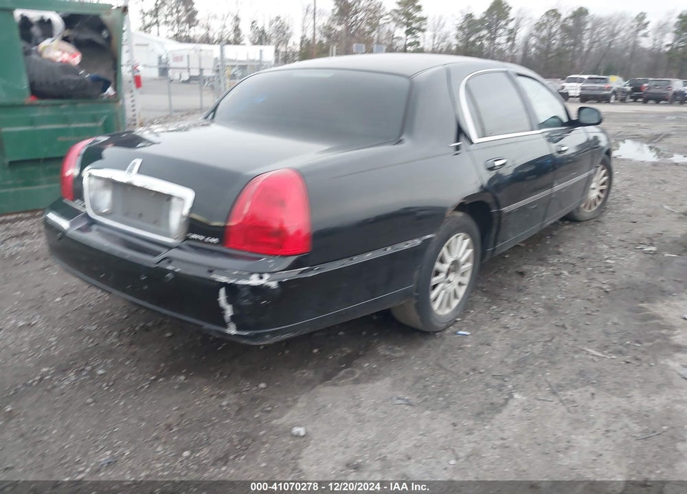 2004 LINCOLN TOWN CAR SIGNATURE VIN: 1LNHM81W14Y686738