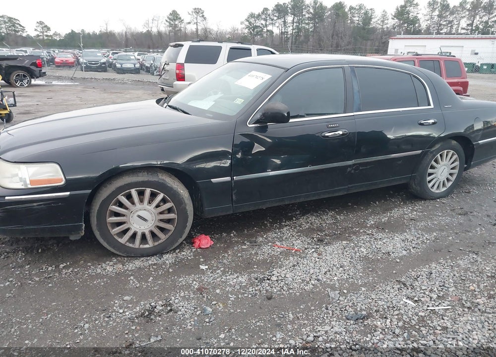 2004 LINCOLN TOWN CAR SIGNATURE VIN: 1LNHM81W14Y686738