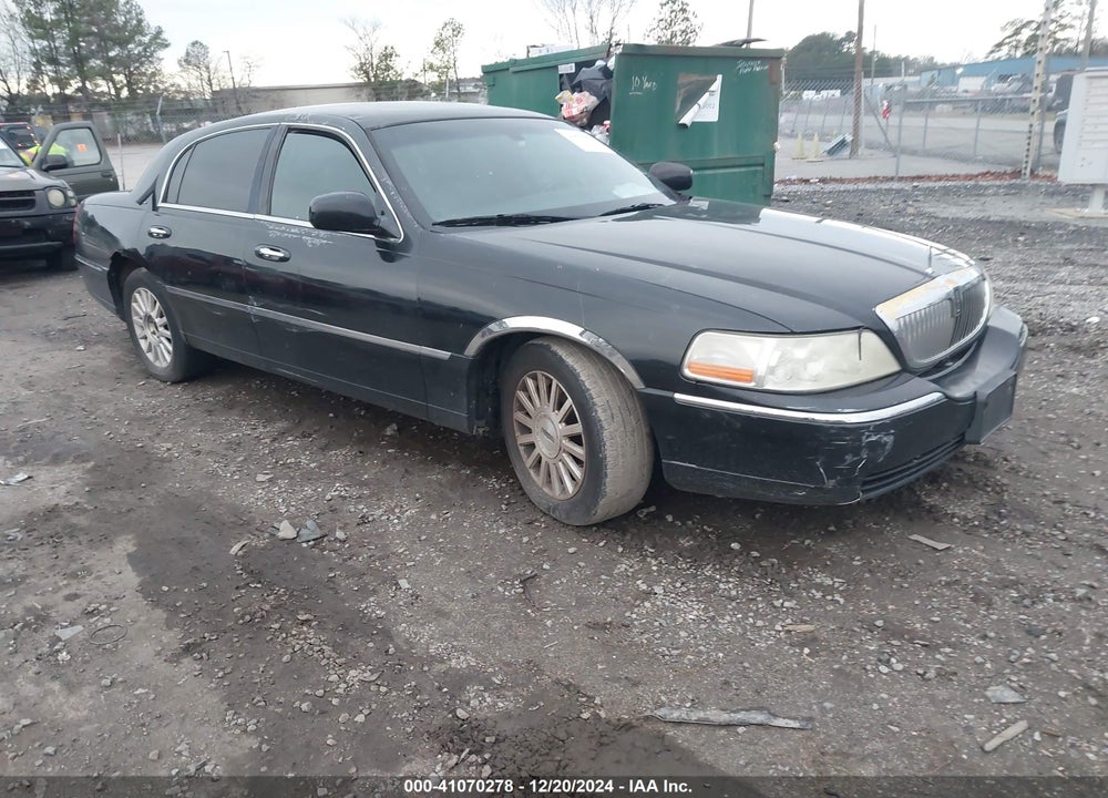 2004 LINCOLN TOWN CAR SIGNATURE VIN: 1LNHM81W14Y686738