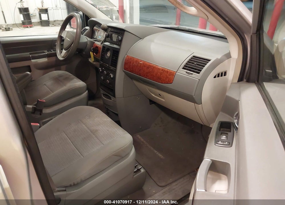2008 CHRYSLER TOWN & COUNTRY VIN: 2A8HR44H18R641085
