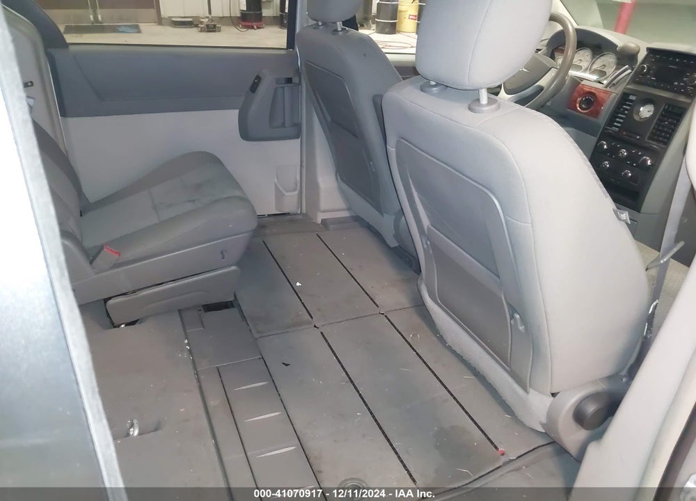 2008 CHRYSLER TOWN & COUNTRY VIN: 2A8HR44H18R641085