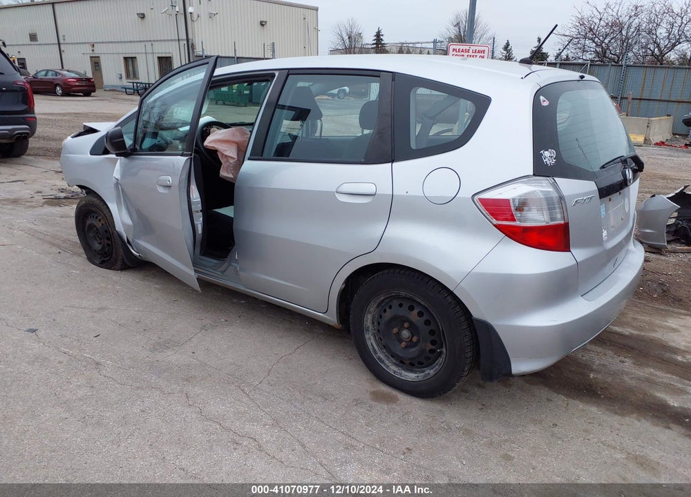 2011 HONDA FIT VIN: JHMGE8H31BS005713