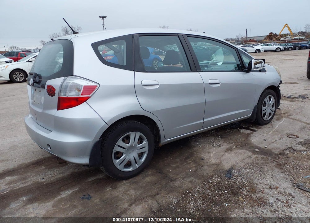 2011 HONDA FIT VIN: JHMGE8H31BS005713