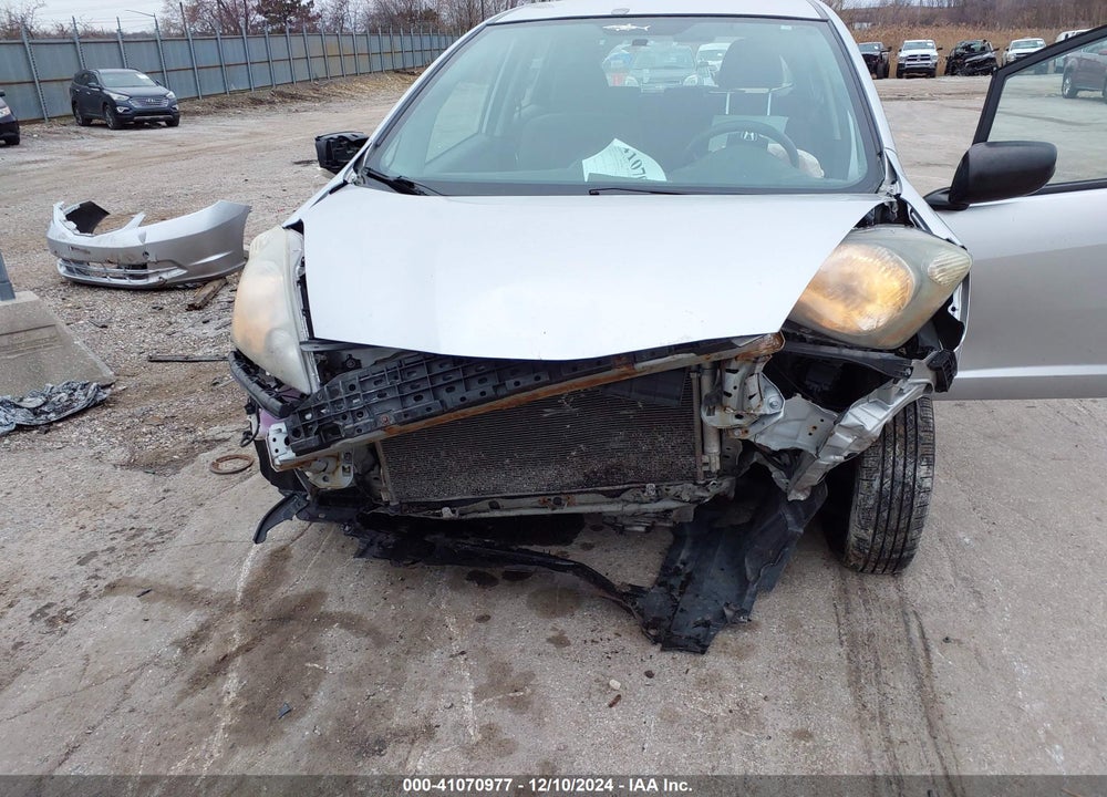2011 HONDA FIT VIN: JHMGE8H31BS005713