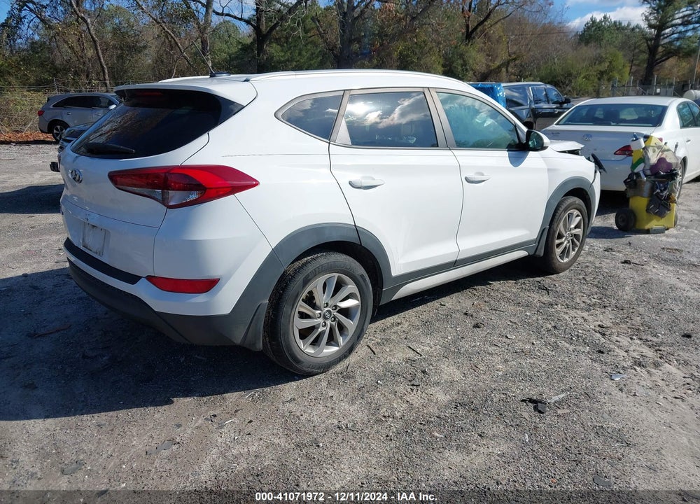 2017 HYUNDAI TUCSON SE VIN: KM8J33A40HU402826
