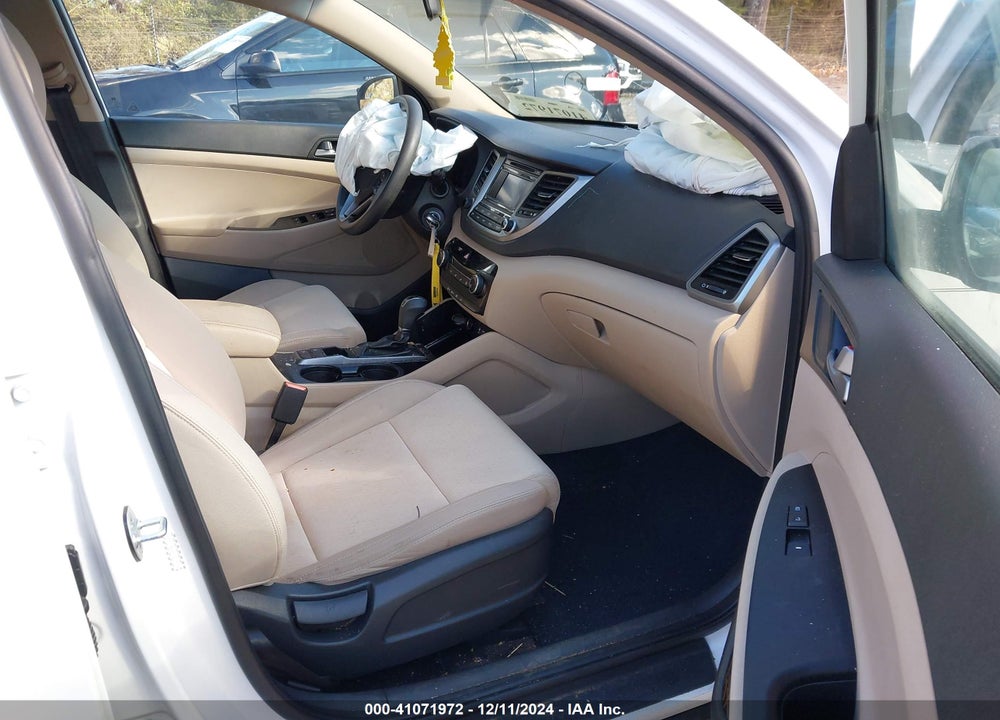 2017 HYUNDAI TUCSON SE VIN: KM8J33A40HU402826