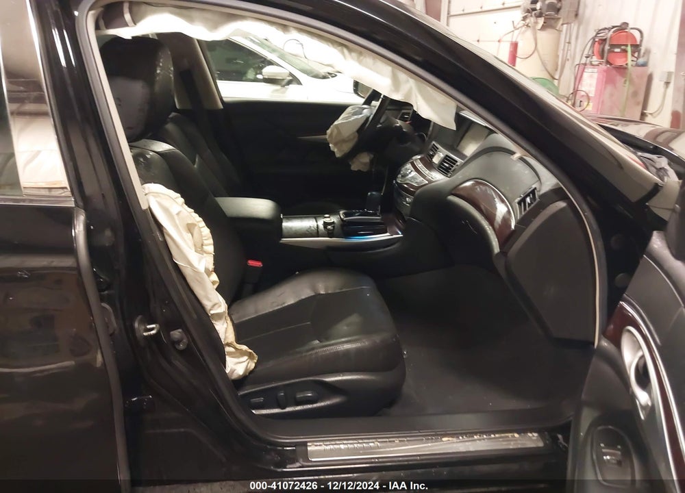 2015 INFINITI Q70 VIN: JN1BY1AR9FM561581