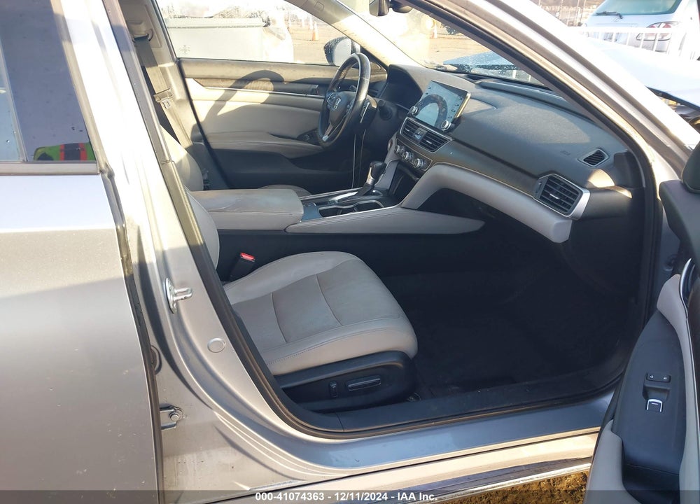 2018 HONDA ACCORD TOURING VIN: 1HGCV1F92JA077752