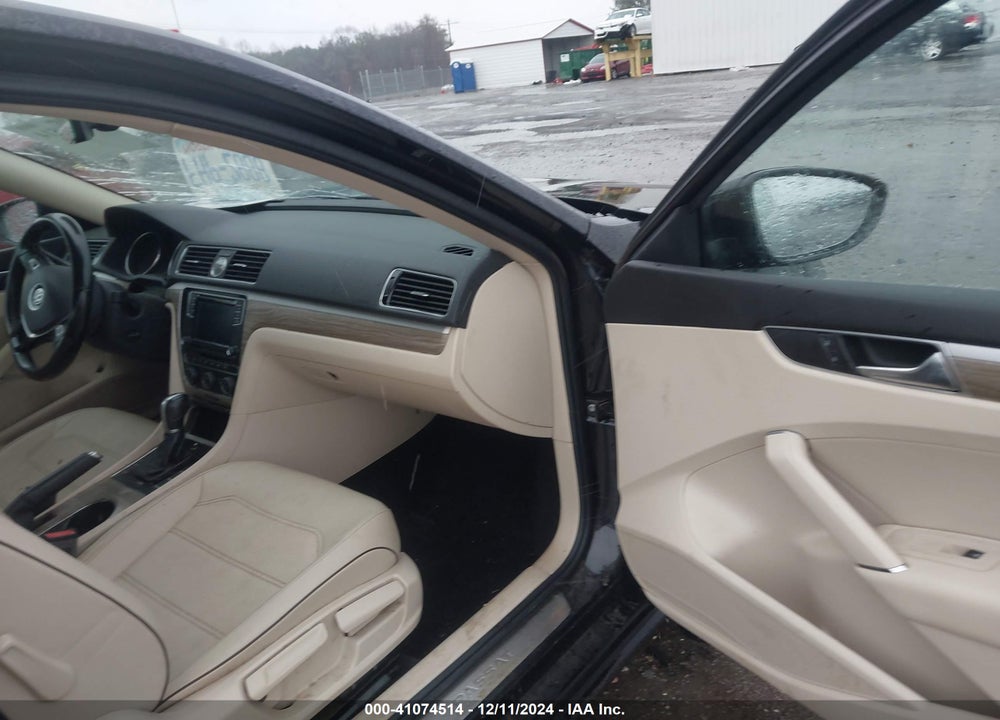 2017 VOLKSWAGEN PASSAT VIN: 1VWGT7A33HC081221