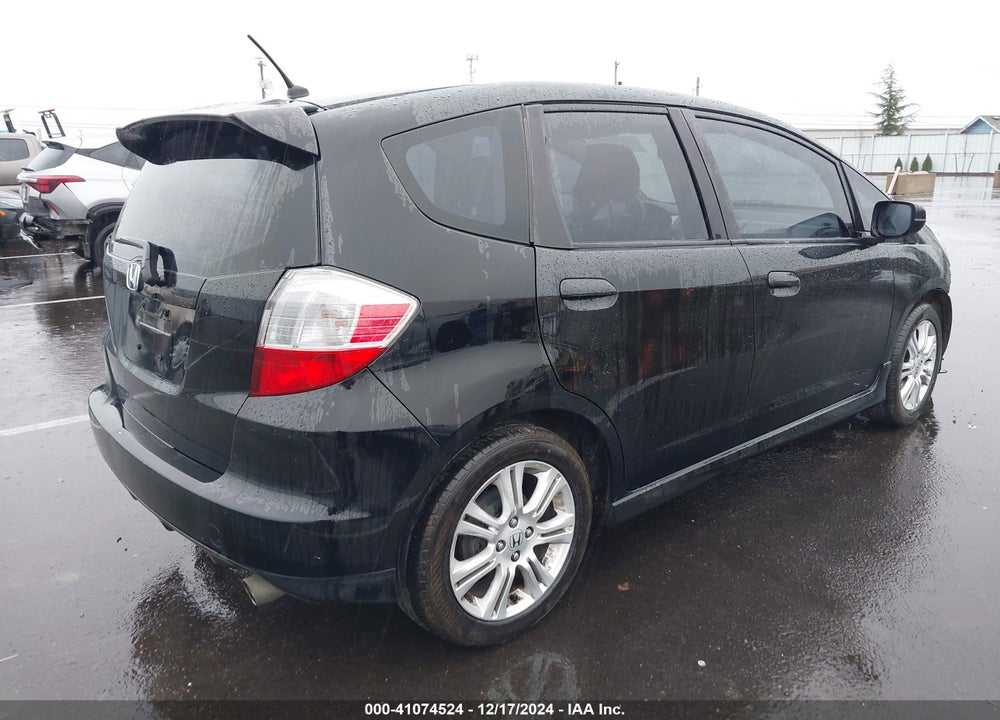 2010 HONDA FIT VIN: JHMGE8H62AC040456