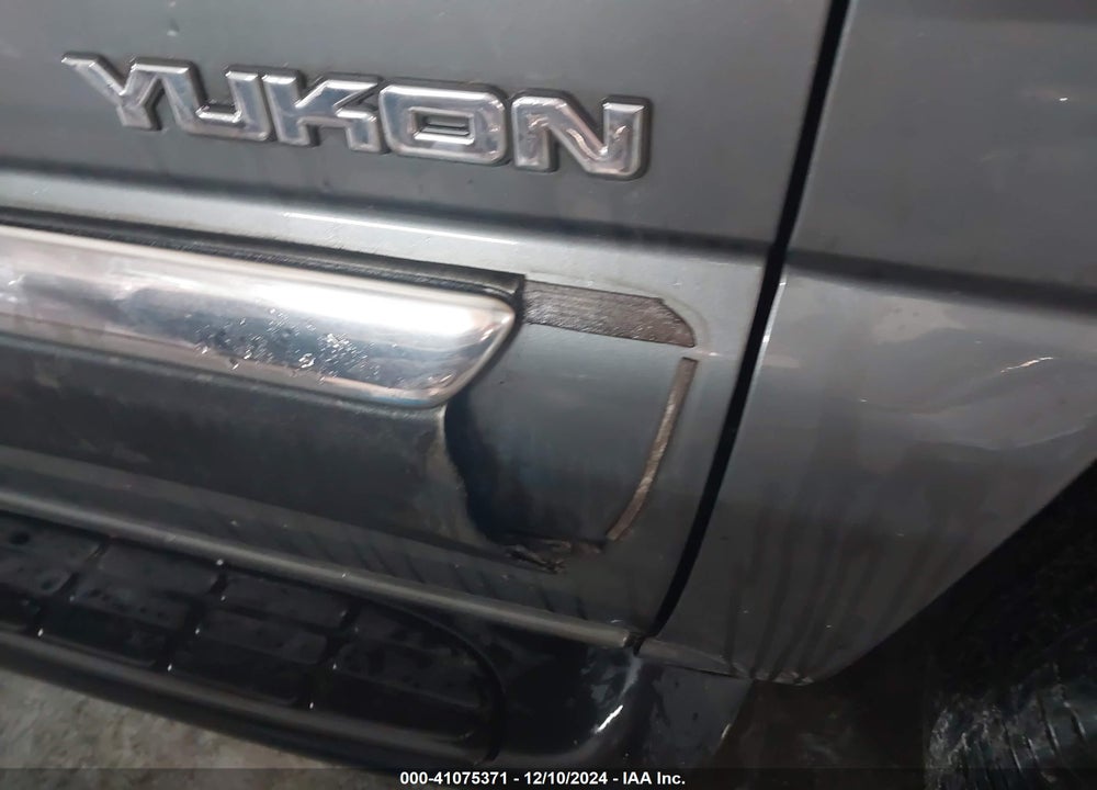 2002 GMC YUKON SLE VIN: 1GKEC13V92R174629