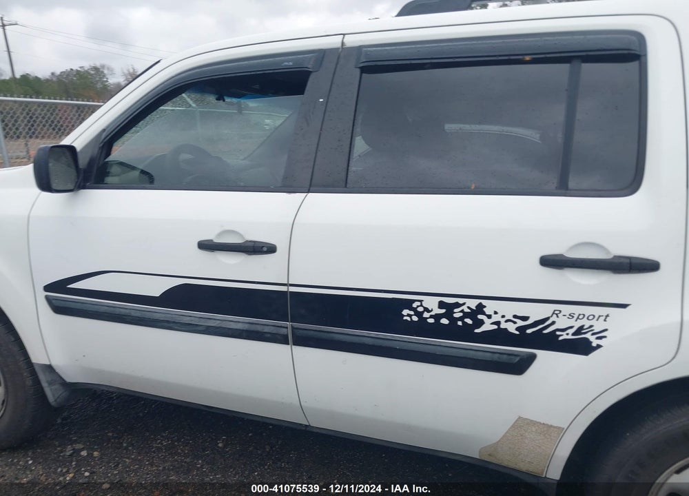 2011 HONDA PILOT LX VIN: 5FNYF3H2XBB038123