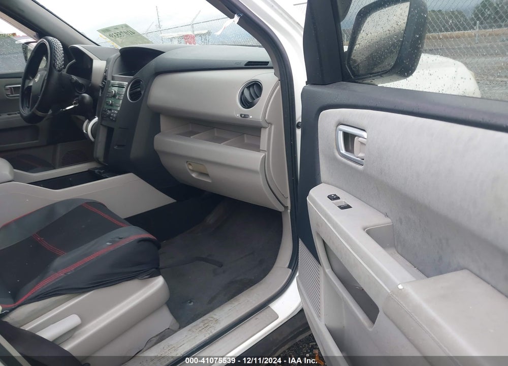2011 HONDA PILOT LX VIN: 5FNYF3H2XBB038123